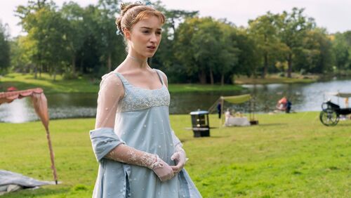 La Chronique des Bridgerton sur Netflix : Phoebe Dynevor ne regrette pas la scène de viol qui a fait polémique