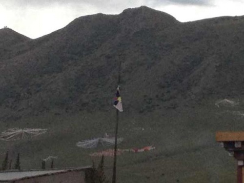 Drapeau tibétain hissé à la place d'un drapeau chinois au Tibet, Wonpo