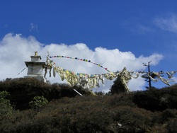 Chortens au sommet d'une colline surplombant Khunde