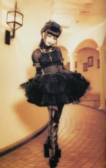 Gothic-Lolita-Style-Mana-lolita-18238521-272-432