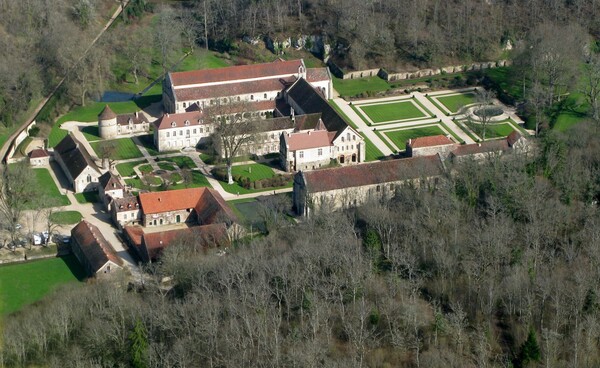 Eglises et abbayes de Côte d'Or vues du ciel