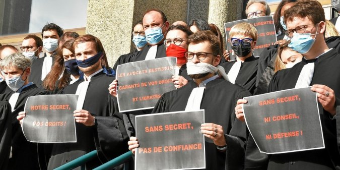« Sans secret, pas de confiance », affirment les avocats qui s’étaient symboliquement réunis, ce lundi midi, après avoir décidé une grève totale de deux jours.