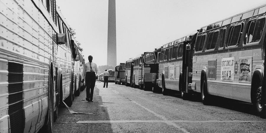 Crédit d'image: Agence d'information des États-Unis.  Service de presse et de publications.  Californie.  1953 – ca.  1978, Marche des droits civiques à Washington, DC Deux longues files de certains des bus utilisés pour transporter les marcheurs à Washington (détail), photographie, domaine public.