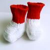 Chaussons bébé rouge et blanc avec des cœurs 16€