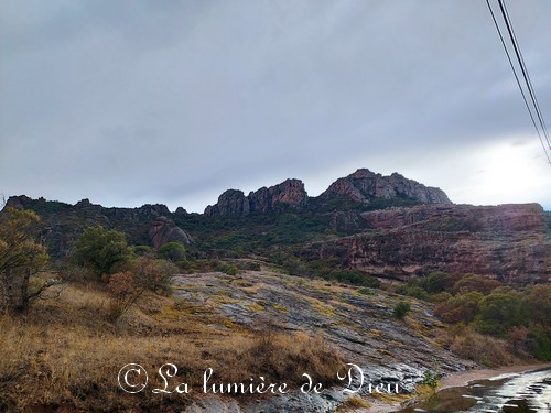 Roquebrune-sur-Argens, le rocher de Roquebrune (Les trois croix, grotte de l'ermite, le saint trou)