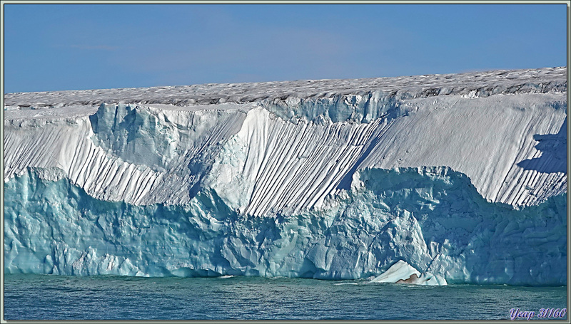 La superbe navigation se poursuit le long du spectaculaire glacier Bråsvell (Bråsvellbreen) - Calotte glacière Austfonna - Nordaustlandet Island - Svalbard - Norvège