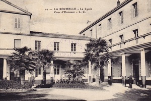 LA ROCHELLE - LE LYCEE COUR D'HONNEUR - LC 10 - 1914
