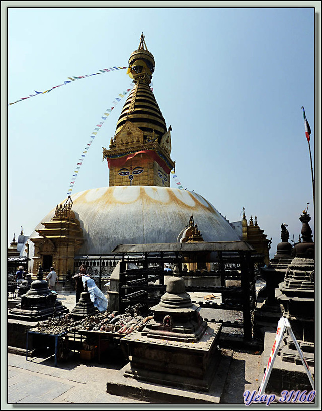 Blog de images-du-pays-des-ours : Images du Pays des Ours (et d'ailleurs ...), Sanctuaire de Swayambhunath: vues d'ensemble (montages de 4 photos) - Katmandou - Népal