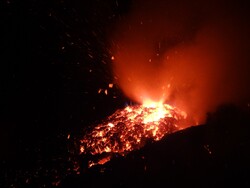 Mini-éruption dans le cratère du Semeru