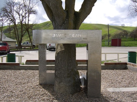 mémorial en hommage à James Dean