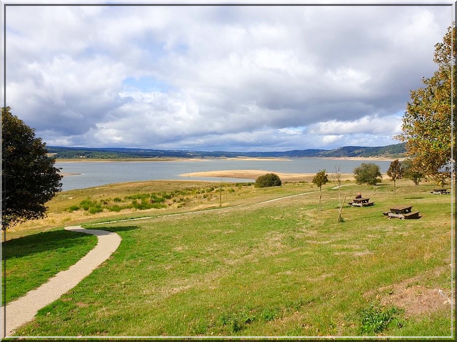 1000 - Lac de Naussac en Lozère (48)