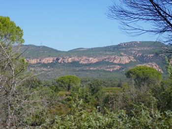 Vers le Nord, les rochers rouges de la Colle du Rouet