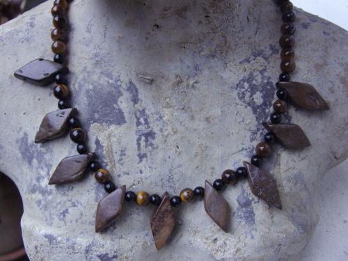 Collier ras-du-cou avec des pierres semi-naturelles oeil de tigre