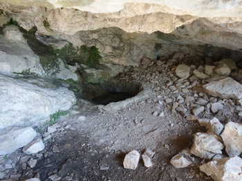 La vasque au fond de  la Grotte du Cerf