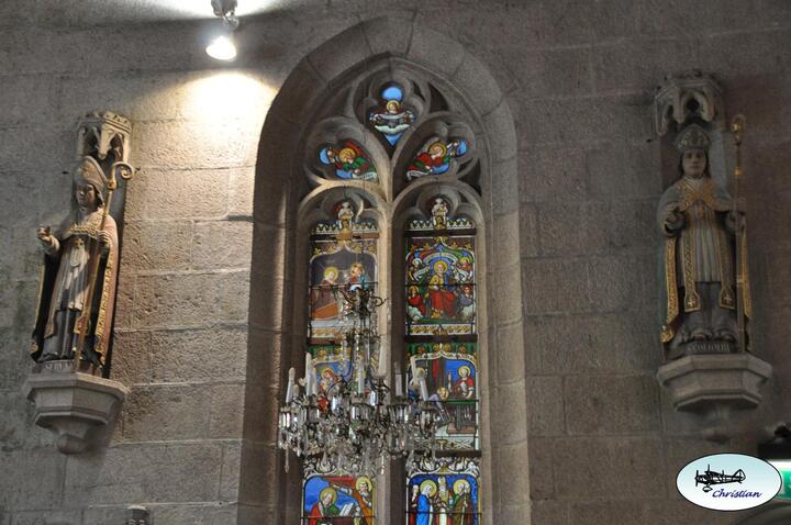 Deux églises typiques de Bretagne...