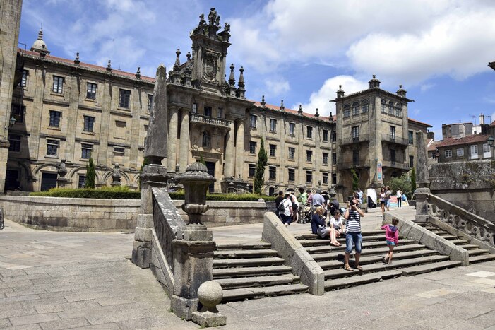 Espagne - Galicia - Santiago de Compostella - Plaza de la Immaculada et monastère de San Martín Pinario