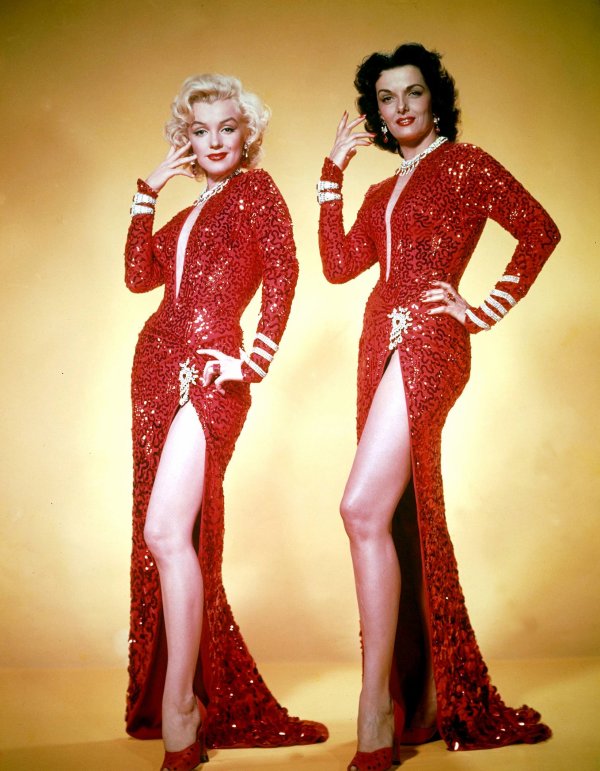 1953 : Marilyn et sa partenaire Jane RUSSELL, dans une comédie musicale intitulée, "Les hommes préfèrent les blondes". (photos du film)