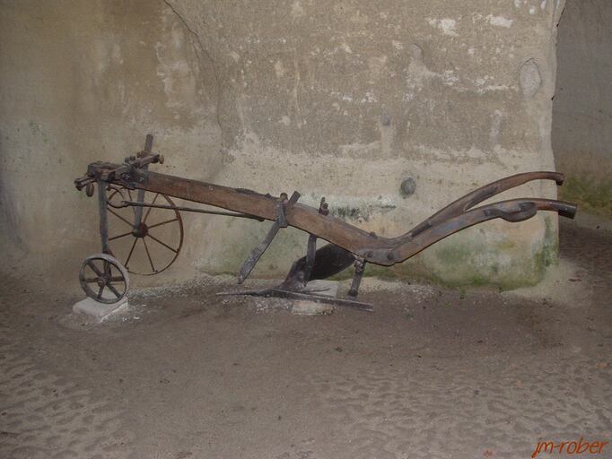 le village troglodyte de Rochemenier , un monde souterrain de la période XIIIe et XIXe siècle ( les métiers d'autrefois et ses outils)