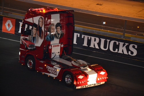 À l'extérieur de la course: Défilé des camions décorés