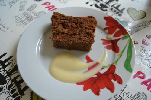 Cake au chocolat et sa crème anglaise au thé aux fruits rouges