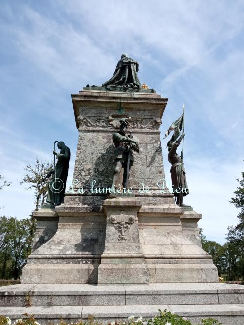 Sainte-Anne d'Auray, le monument du comte de Chambord