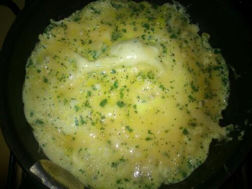 Omelette fourrée au fromage pour un plat rapide du midi