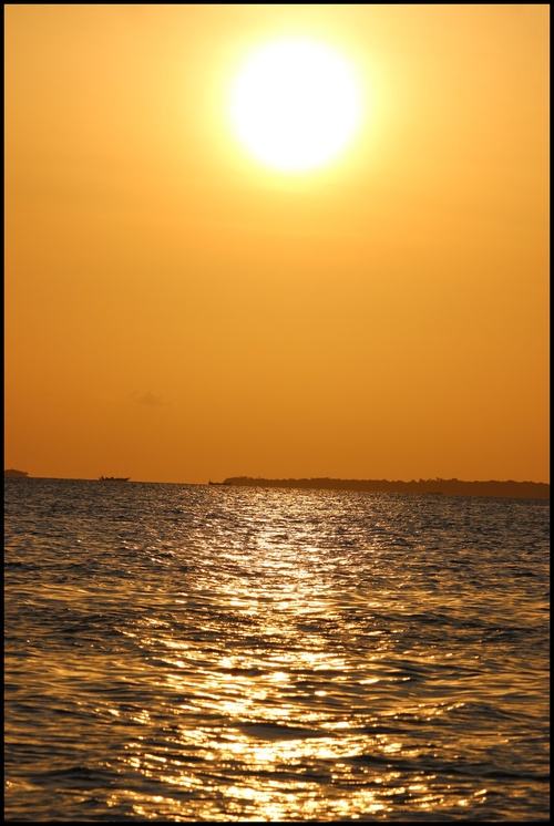 Coucher de soleil, en bateau Swahili , sur l'île de Zanzibar. 2023.