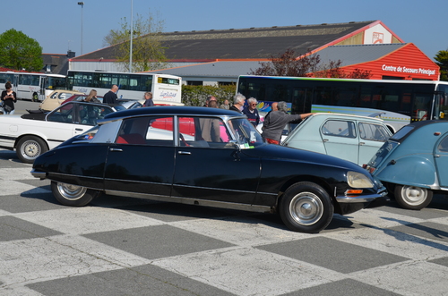 Rassemblement mensuel de voitures anciennes à Ploërmel