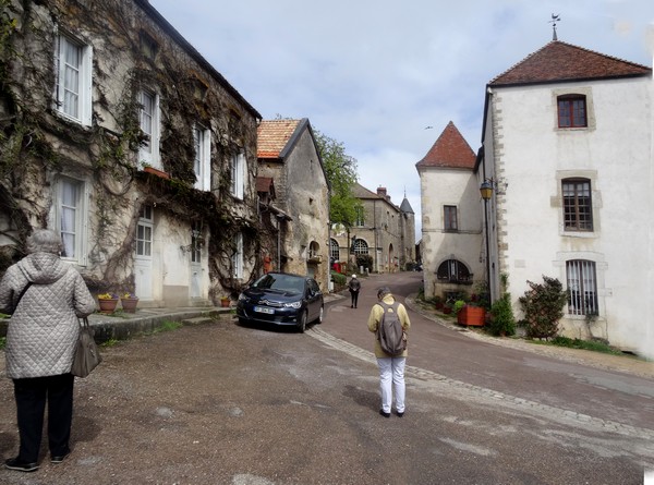 Promenade dans les rues du village médiéval de Châteauneuf en Auxois