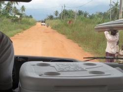 Sur la route de Ouidah, derrière la fenêtre du bus