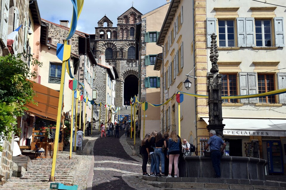 J13 - Le Puy - Rue des Tables et la cathédrale