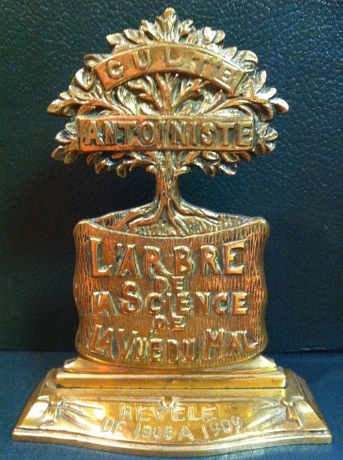 Sculpture du symbole Arbre de la Science de la Vue du Mal (photo Facebook Serge Miot‎)