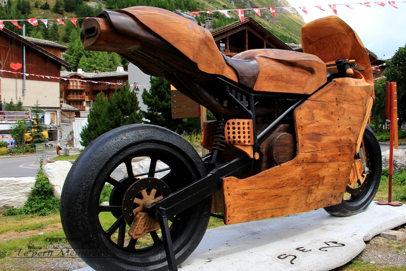 Moto en bois à Val d'Isère en Savoie - Le petit Ménitréen
