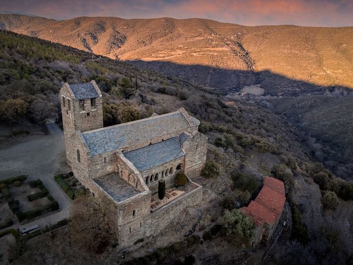 Peut être une image de Château de Bran et crépuscule