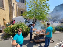 Affluence et soleil au vide grenier