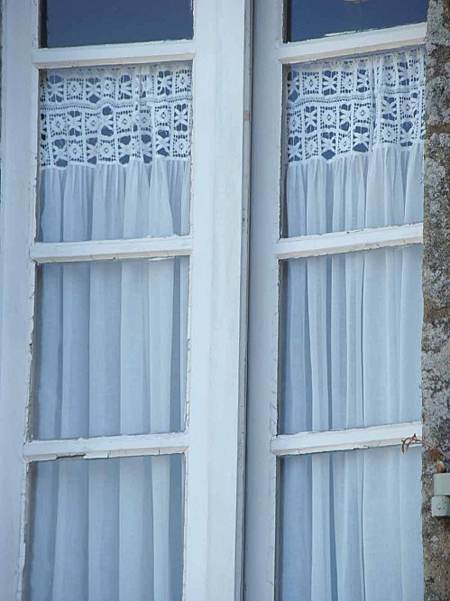 Rideau dentelle au crochet et tissu - MariKafée Rideau dentelle au crochet et tissu - MariKafée