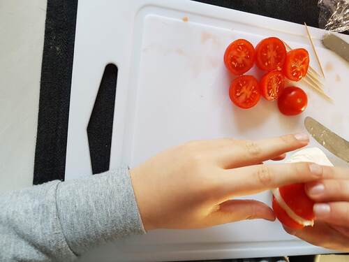 Recette pour petits, tomates cerise piquées de Mozzarella.