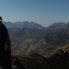 Dernier tour d'horizon depuis le sommet du pic de Peyrelue (2441 m) avant de le quitter