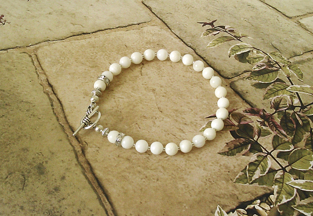 Bracelet Corail blanc 24 perles 6mm / Fermoir Toggle en T Plaqué Argent