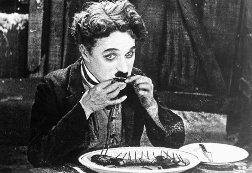 Charlot mange sa chaussure. Photo extraite de La ruée vers l'or (1925)