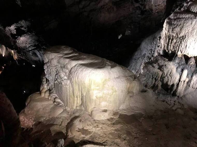  Anhée  et Grotte de Han Belgique.