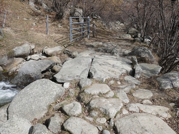 Un petit pont formé de deux énormes dalles