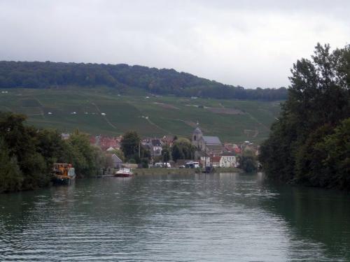 Le village de Cumières vu de la Marne