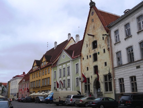 Tallinn en Estonie; autour de l'église Zaint Olaf et de remparts (photos)