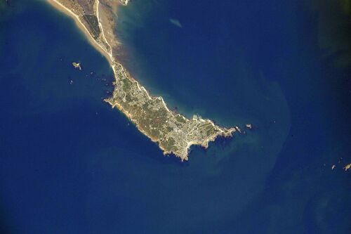 Thomas  Pesquet a beaucoup photographié  La Bretagne  !!! Merci à lui et Bravo !!!! Voici  la  côte  Atlantique  de  Vannes  à  Bordeaux  ,  la  presqu'île  de  Quiberon  ,  le  Golfe  du  Morbihan  .