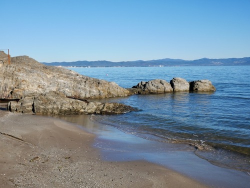 Un des deux rochers qui barrent la plage