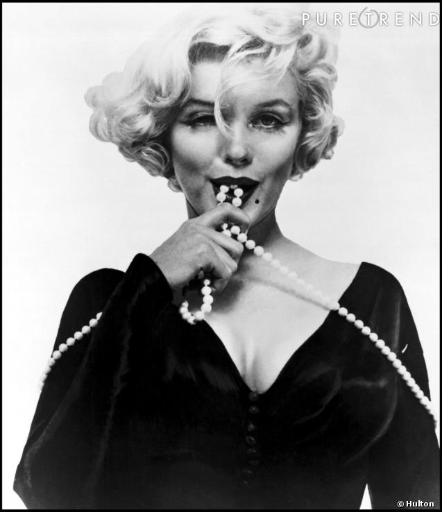 Marilyn Monroe ou l'art du "less is more" : petite robe noire et collier de perles. 
