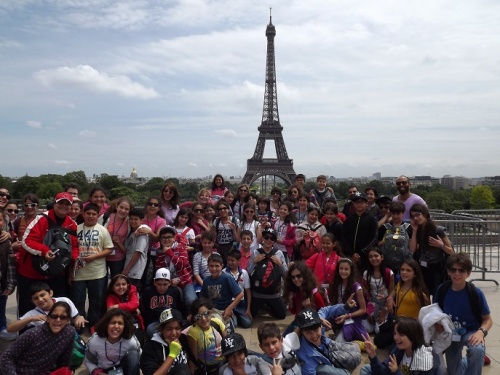 Les Cm2 devant la Tour Eiffel