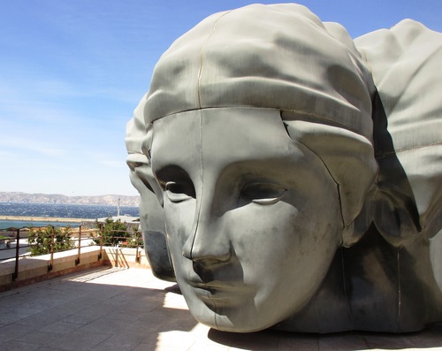 La sculpture à trois têtes du fort Saint-Jean à Marseille