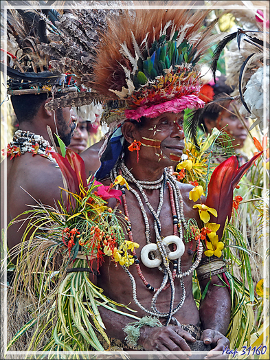 Les danses terminées, séance photos, difficile de se frayer une place pour réaliser la photo exceptionnelle ! - Tufi - Maclaren Harbour - Province d'Oro - Papouasie Nouvelle-Guinée